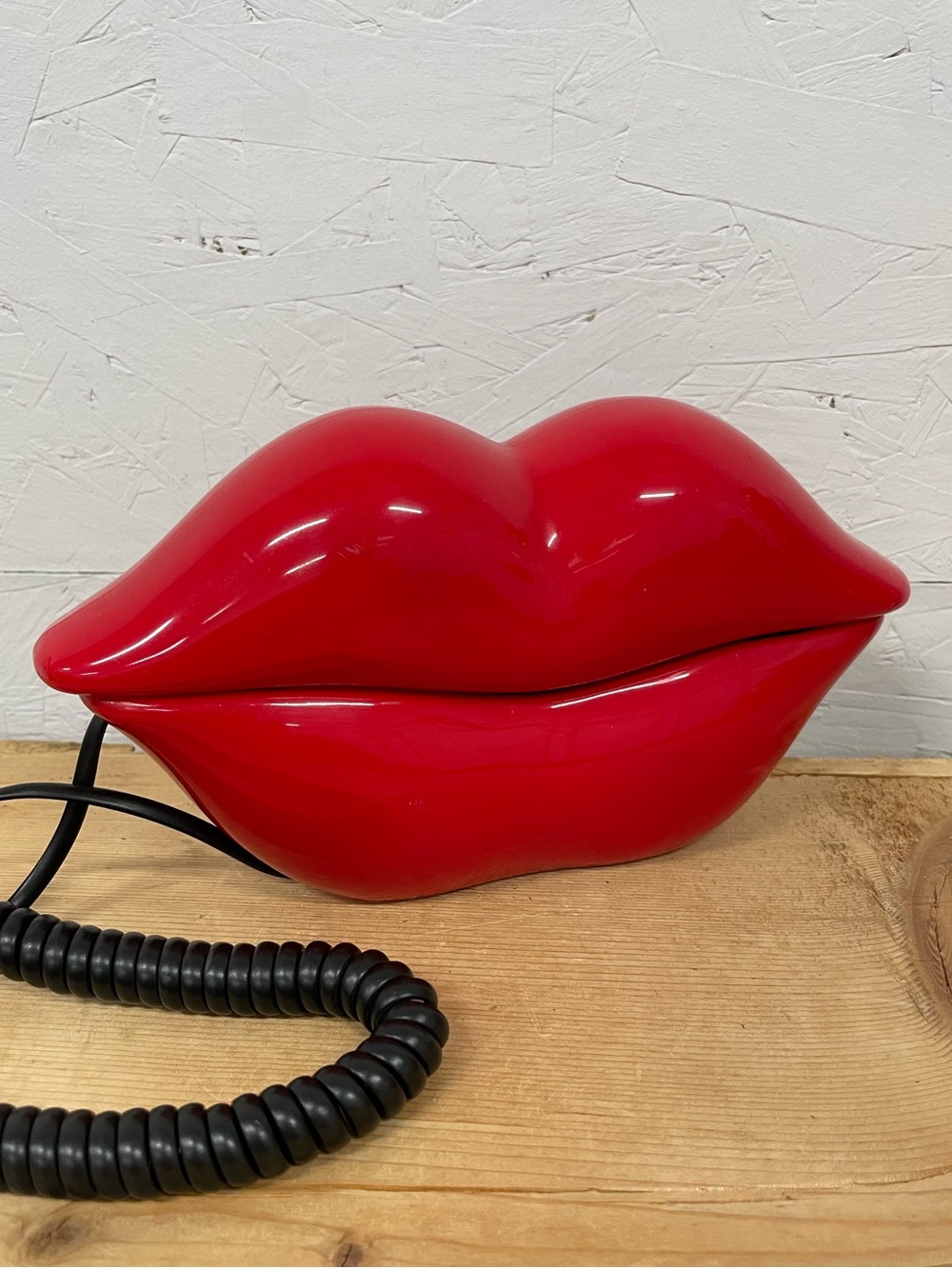 Vintage 1980s Telemania Lip Landline Phone in EUC, 9” by 5”